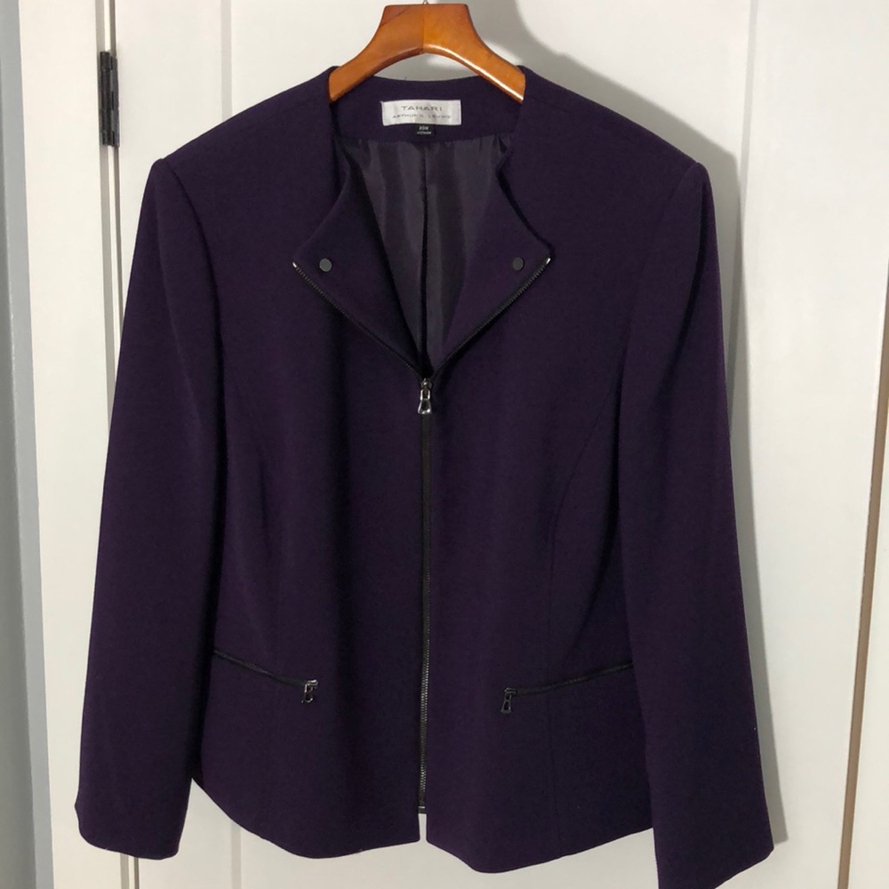 Women’s Tahari blazer in eggplant color. Size 20 W.